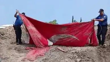 Hatay’da duygu dolu anlar ! Polis enkazdaki Türk bayrağını öpüp başına koydu