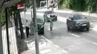 Pendik'te yayaya çarpmamak için direksiyon kırdı : Dede ve torununu yaralandı