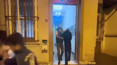 Havai fişekle evi yakan 4 şüpheli yakalandı
