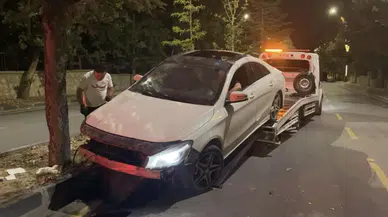 Niğde'de kontrolden çıkan otomobil, refüjdeki ağaçlara çarptı : 2 yaralı