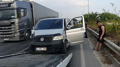Antalya Manavgat'ta kamyonet otomobile çarptı : 1 yaralı
