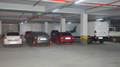 Balıkesir'de faciadan dönüldü ! Otoparktan çıkan otomobil genç kadını ezdi