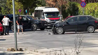 Eskişehir'de 2 araç çarpıştı : Maddi hasar meydana geldi