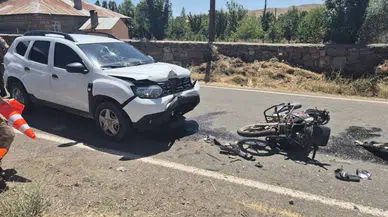 Bingöl'de otomobil ile motosiklet çarpıştı : 3 yaralı