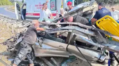 Bursa'da bariyerlere çarpan otomobil hurdaya döndü : 1'i ağır, 2 yaralı