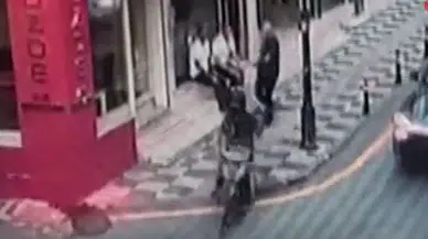 Bartın'da polisten kaçan motosikletli kaldırımda yürüyen vali yardımcısına çarptı