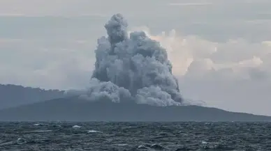 Endonezya'da Anak Krakatau Yanardağı'nda peş peşe patlamalar