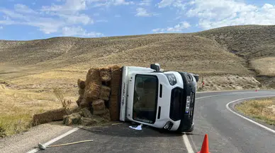 Erzurum'da ot yüklü kamyonet yan yattı : 2 yaralı