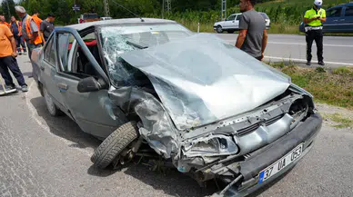 Kastamonu'da otomobil ile kamyonet çarpıştı : 3 kişi yaralandı