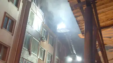 Küçükçekmece'de binanın çatısında yangın : 1 kişi yaralandı