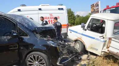Serik’te turist taşıyan minibüs ile kamyonet çarpıştı : 1 yaralı