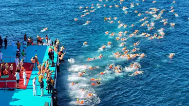 Avrupa'dan Asya'ya kulaç attılar ! Çanakkale Boğazı'nda 1397 yüzücü yarıştı