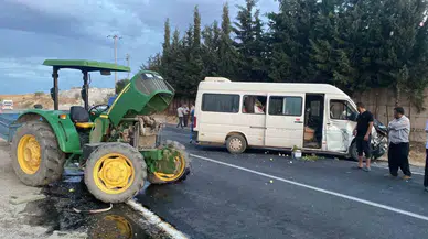 Afyonkarahisar'da minibüs ile traktör çarpıştı : 6 kişi yaralandı