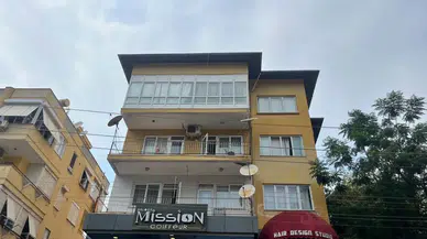 Balkondan yükselen alevler paniğe neden oldu