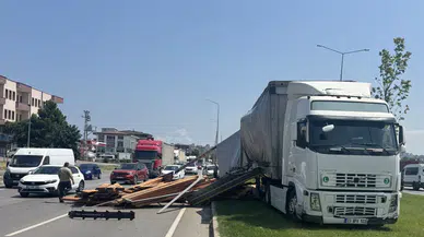 Samsun'da kazaya karışan tırdan yola keresteler savruldu