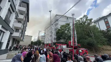Avcılar’da bitişik 2 binanın çatısında yangın çıktı