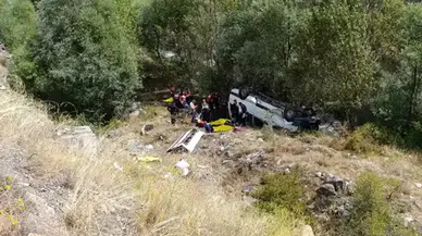 Yolcu minibüsü uçuruma devrildi: 4 ölü, 10 yaralı