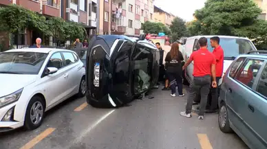 Ümraniye'de park halindeki araçlara çarpan otomobil devrildi