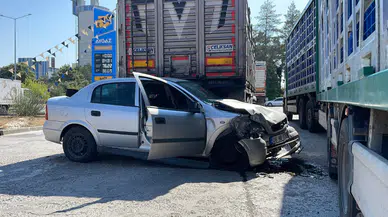 Sivas'ta polisin 'dur' ihtarına uymayan ehliyetsiz sürücü tırın altına girdi : 1'i ağır 2 yaralı