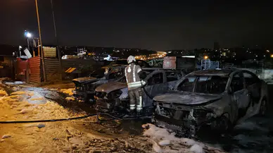 Avcılar’da kundaklama şüphesi : 3 otomobil küle döndü