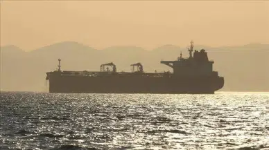 Hürmüz Boğazı'nda süper tanker iki deniz mayınına çarparak alev aldı