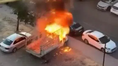 Diyarbakır'da park halindeki kamyonet yanarak küle döndü