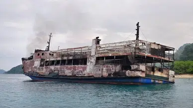 Filipinler açıklarında facia : Yolcu feribotu alev alev yandı