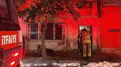 Bayrampaşa'da metruk binada çıkan yangın, apartman çatısına sıçradı