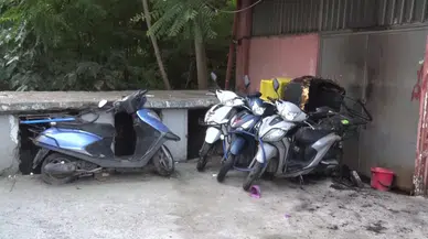 Kadıköy'de arkadaşının motosikletlerini ateşe verdi : 4 motosiklet yandı
