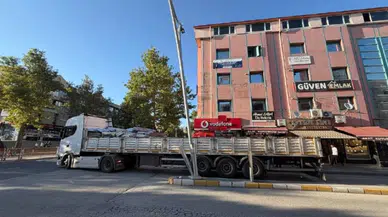 Erzincan’da tır dönüş yapmak isterken aydınlatma direğine çarptı