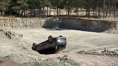 Eskişehir'de okul inşaatının temeline düşen araç ters döndü