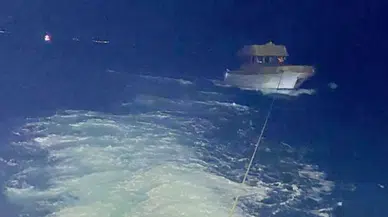 Çanakkale Boğazı'nda sürüklenen tekne kurtarıldı : 3 kişi güvende