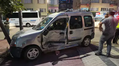 Niğde'de kontrolden çıkan hafif ticari araç panelvana ve motosiklete çarptı: 3 yaralı