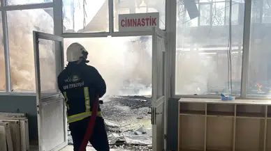 Van’da yıkım çalışmasında korkutan yangın ! Yoğun duman şehrin her yerinden görüldü