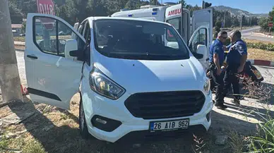 Burdur’da hafif ticari araç ile kamyon kavşakta çarpıştı: 4 yaralı