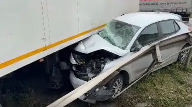 Samsun'da otomobil tırla çarpıştı: 2 sürücü yaralandı