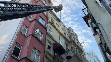 Beyoğlu'nda 6 katlı restoranda yangın çıktı : Ekipler çatıdan müdahale etti