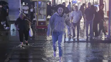Ankara’da akşam sağanağı trafiği kilitledi :
