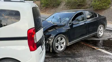 Adana Kozan'da iki araç çarpıştı : 3 yaralı