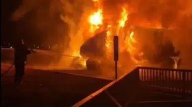 Kars'ta seyir halindeki tırda yangın: Sürücü kendini dışarı atarak kurtuldu
