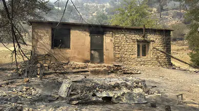 Adana Kozan'da çıkan yangınlardan biri kontrol altına alındı