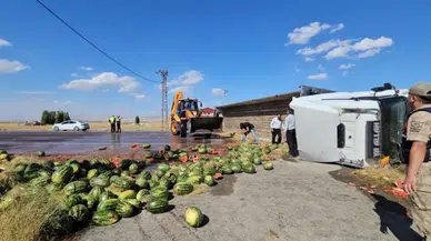Muş'ta karpuz yüklü tır devrildi : Sürücü yaralandı, karpuzlar yola saçıldı