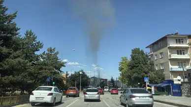 Erzurum'da inşaat şantiyesinde çıkan hortum araç kamerasında
