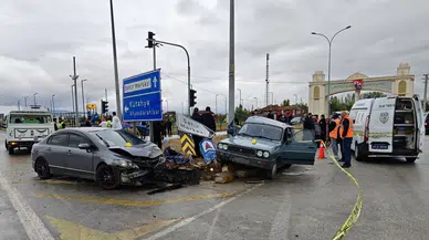 Kütahya'da iki otomobil çarpıştı