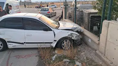 Karaman’da kavşakta iki otomobil çarpıştı : 3 kişi yaralandı