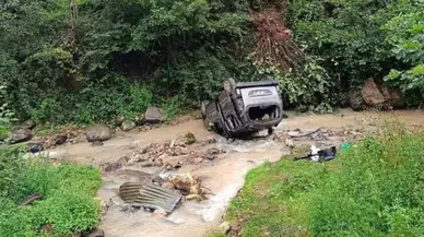Trabzon'da otomobil dereye uçtu : 3'ü ağır 5 işçi yaralandı
