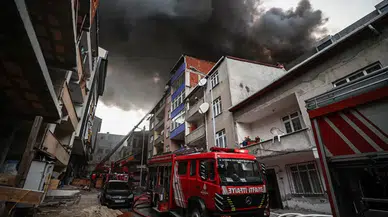 Adana'da hal kompleksinde yangın paniği : Alevler depoya ve ağaçlara sıçradı