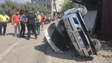 Hatay'da feci kaza : Takla atan otomobil trafoya çarparak durdu, 4 kişi yaralandı