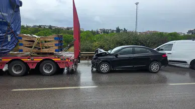 Bandırma'da rüzgar gülü taşıyan tıra çarpan otomobil kazasında 4 kişi yaralandı