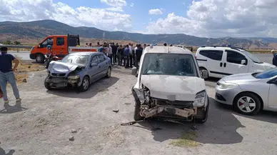 Muş'ta hafif ticari araç ile otomobil çarpıştı : 2 yaralı